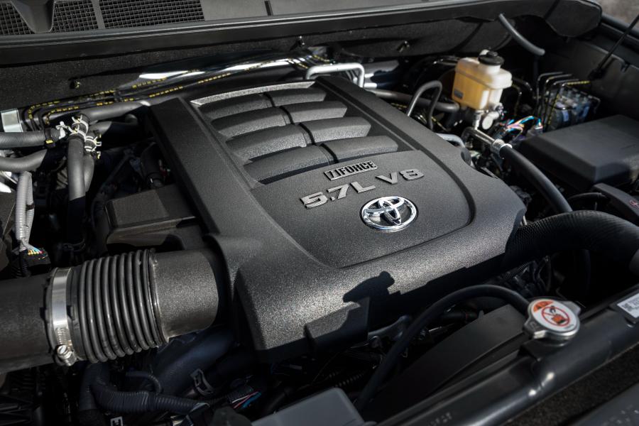 Моторный отсек Toyota Sequoia SR5 2017 года  (фото 12 из 21)